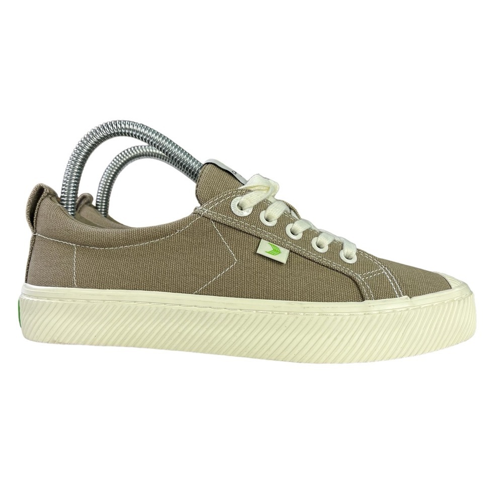 Cariuma Oca Low Canvas Sneakers Unisex Size W7 M5.5